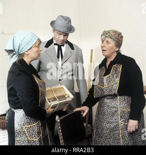 FAST WIA IM RICHTIGEN LEBEN/D 1980 / Hanns Christian Müller/GISELA SCHNEEBERGER, Gerhard Polt, RUTH DRECHSEL im Sketch: "reste-essen" 29618/Überschrift: FAST WIA IM RICHTIGEN LEBEN/D 1980 Stockfoto