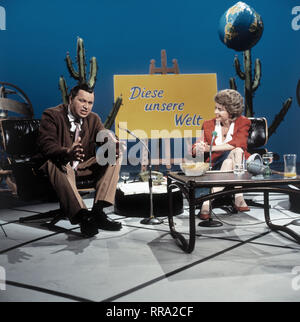 FAST WIA IM RICHTIGEN LEBEN/D 1985 / Hanns Christian Müller/Gerhard Polt, GISELA SCHNEEBERGER im Sketch: 'Diese Gebrauchtwagen Welt' 29618/Überschrift: FAST WIA IM RICHTIGEN LEBEN/D 1985 Stockfoto