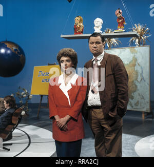 FAST WIA IM RICHTIGEN LEBEN/D 1985 / Hanns Christian Müller/Gerhard Polt, GISELA SCHNEEBERGER im Sketch: 'Diese Gebrauchtwagen Welt' 29618/Überschrift: FAST WIA IM RICHTIGEN LEBEN/D 1985 Stockfoto