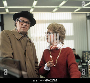 FAST WIA IM RICHTIGEN LEBEN/D 1980 / Hanns Christian Müller/Gerhard Polt, GISELA SCHNEEBERGER im Sketch: "Eine Spendenaktion "29618/Überschrift: FAST WIA IM RICHTIGEN LEBEN/D 1980 Stockfoto