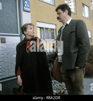 FAST WIA IM RICHTIGEN LEBEN/D 1985 / Hanns Christian Müller/Das bayrische Ehepaar (Gerhard Polt, GISELA SCHNEEBERGER) im Sketch: "hoagascht Urban'/Überschrift: FAST WIA IM RICHTIGEN LEBEN/D 1985 Stockfoto