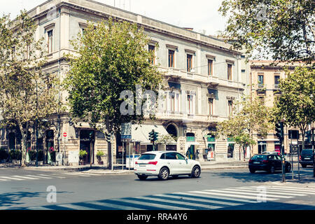 Catania, Sizilien, Italien - 14 August 2018: historische Straße, Fassade der alten Gebäude Stockfoto