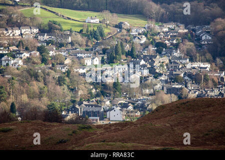 Luftaufnahme der Stadt von Ambleside im englischen Lake District von Loughrigg genommen fiel, Lake District, Cumbria, England Stockfoto