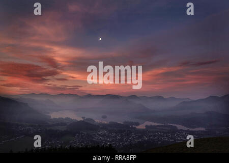 Der Blick vom Gipfel des Latrigg in Cumbria, Blick über Keswick und Derwentwater im Lake District. Meteorologen sagten, nachdem an diesem Wochenende ungewöhnlich warmen Wetter, Temperaturen noch in dieser Woche wieder normal. Stockfoto