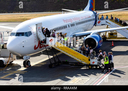 Die Fluggäste ein Jet2 Boeing 737 an Cristiano Ronaldo () Flughafen Funchal, Madeira, Portugal. Stockfoto