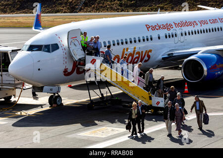 Passagiere, die von einem Jet2 Boeing 737 an Cristiano Ronaldo () Flughafen Funchal, Madeira, Portugal aussteigen. Stockfoto