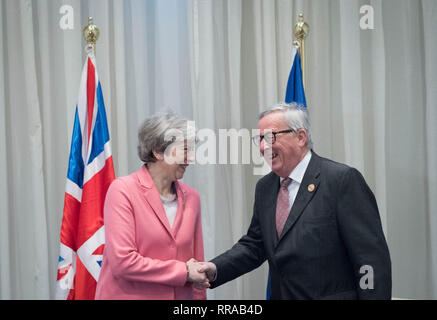 Premierminister Theresa May Holding ein bilaterales Treffen mit dem Präsidenten der Europäischen Kommission, Jean-Claude Juncker während der Teilnahme an den EU-Liga der Arabischen Staaten Gipfel in Sharm El-Sheikh, Ägypten. Stockfoto