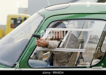 TATORT/Freunde/D 1986/Klaus Emmerich/Szene: Schimanski (Götz George) schießt aus einem Hubschrauber. 32911 Goetz George im Hubschrauber/Überschrift: TATORT/D 1986 Stockfoto