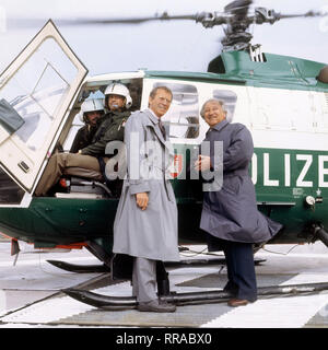 TATORT/Baranskis Geschäft/BRD 1985 / Jürgen Roland/Szene vor dem polizei-hubschrauber: GERNOT ENDEMANN und HORST BOLLMANN (sterben Nummern-oper Kommissare Rothaus und Delius) 31869/Überschrift: TATORT/BRD 1985 Stockfoto