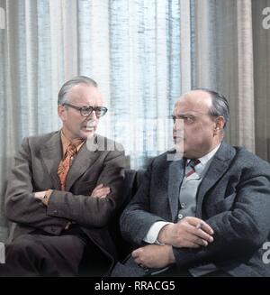 LITERARISCHES COLLOQUIUM/Es diskutieren die Autoren GUSTAV KORLEN und Sebastian Haffner über das Thema: 'War heißt in Zukunft English?", Sendung im ZDF, Folge 1, Mai 1972. Grimm 478/Überschrift: Literarisches Colloquium Stockfoto