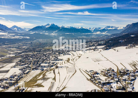 Weitwinkel Antenne Panorama der beliebtesten Österreichischen Stadt und Hauptstadt der westlichen Land Tirol Stockfoto