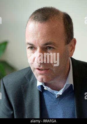 Prag, Tschechische Republik. 25 Feb, 2019. Manfred Weber, Spitzenkandidat der Europäischen Volkspartei (EVP) für die bevorstehenden Wahlen des Europäischen Parlaments, spricht mit Journalisten bei einem Arbeitsfrühstück mit EPP, am 25. Februar 2019, in Prag, Tschechische Republik. Credit: Katerina Sulova/CTK Photo/Alamy leben Nachrichten Stockfoto