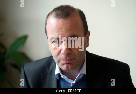 Prag, Tschechische Republik. 25 Feb, 2019. Manfred Weber, Spitzenkandidat der Europäischen Volkspartei (EVP) für die bevorstehenden Wahlen des Europäischen Parlaments, spricht mit Journalisten bei einem Arbeitsfrühstück mit EPP, am 25. Februar 2019, in Prag, Tschechische Republik. Credit: Katerina Sulova/CTK Photo/Alamy leben Nachrichten Stockfoto