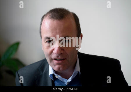 Prag, Tschechische Republik. 25 Feb, 2019. Manfred Weber, Spitzenkandidat der Europäischen Volkspartei (EVP) für die bevorstehenden Wahlen des Europäischen Parlaments, spricht mit Journalisten bei einem Arbeitsfrühstück mit EPP, am 25. Februar 2019, in Prag, Tschechische Republik. Credit: Katerina Sulova/CTK Photo/Alamy leben Nachrichten Stockfoto