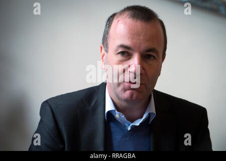 Prag, Tschechische Republik. 25 Feb, 2019. Manfred Weber, Spitzenkandidat der Europäischen Volkspartei (EVP) für die bevorstehenden Wahlen des Europäischen Parlaments, spricht mit Journalisten bei einem Arbeitsfrühstück mit EPP, am 25. Februar 2019, in Prag, Tschechische Republik. Credit: Katerina Sulova/CTK Photo/Alamy leben Nachrichten Stockfoto