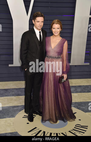 BEVERLY HILLS, Ca - 24. Februar: Topher Grace und Ashley Hinshaw nehmen an der 2019 Vanity Fair Oscar Partei von radhika Jones an Wallis Annenberg Center für Darstellende Künste veranstaltet am 24. Februar 2019 in Beverly Hills, Kalifornien. Stockfoto