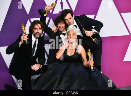 Los Angeles, USA. 24 Feb, 2019. Andrew Wyatt, Anthony Rossomando, Mark Ronson, und Lady Gaga, Gewinner des Best Original Song für HALLOW'S" von "Ein Stern geboren wird auf der 91. jährlichen Academy Awards in der Presse darstellen, während bei Hollywood und Highland am 24. Februar 2019 in Hollywood, California Credit: Tsuni/USA/Alamy leben Nachrichten Stockfoto