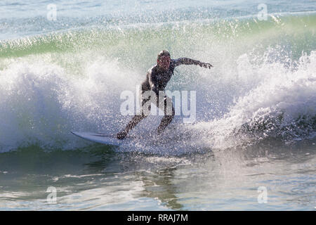 Bournemouth, Dorset, Großbritannien. 25 Feb, 2019. UK Wetter: große Wellen und viel Surfen Surfen schaffen ideale Bedingungen für Surfer am Strand von Bournemouth auf einem schönen warmen sonnigen Tag erwartet der heisseste Tag des Jahres zu sein und den heißesten Februar Tag überhaupt. Auf Surfbrett Reiten die Wellen Surfer. Credit: Carolyn Jenkins/Alamy leben Nachrichten Stockfoto