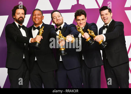 Los Angeles, USA. 24 Feb, 2019. Bob Persichetti, Peter Ramsey, Rodney Rothman, Phil Lord und Christopher Miller, Gewinner des Best Animated Feature Film für 'Spider-Man: in der Spider-Verse Pose auf der 91. jährlichen Academy Awards in der Presse während des Hollywood und Highland am 24. Februar 2019 in Hollywood, California Credit: Tsuni/USA/Alamy leben Nachrichten Stockfoto