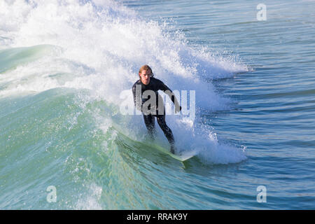 Bournemouth, Dorset, Großbritannien. 25 Feb, 2019. UK Wetter: große Wellen und viel Surfen Surfen schaffen ideale Bedingungen für Surfer am Strand von Bournemouth auf einem schönen warmen sonnigen Tag erwartet der heisseste Tag des Jahres zu sein und den heißesten Februar Tag überhaupt. Surfer Reiten der Welle. Credit: Carolyn Jenkins/Alamy leben Nachrichten Stockfoto