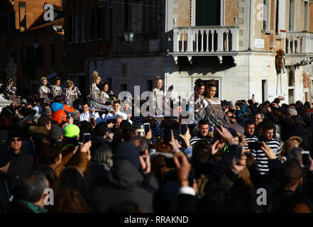 Venedig, Italien. 23 Feb, 2019. Die Huldigung, die der Doge jährlich zwölf wunderschöne venezianische Mädchen gebracht, sie großzügig für die Ehe mit dem dogali Juwelen wurde heute mit der "Festa delle Marie', eine Ernennung der Venezianischen Tradition erneuert. Die Veranstaltung begann am frühen Nachmittag mit Parade der Mädchen, historisch kostümierte Gruppen, von San Piero di Castello entlang der Riva degli Schiavoni auf der Bühne der Piazza San Marco, wo die offizielle Präsentation des Karneval von Teil des Prince Maurice Agosti begleitet. Credit: Unabhängige Fotoagentur/Alamy leben Nachrichten Stockfoto