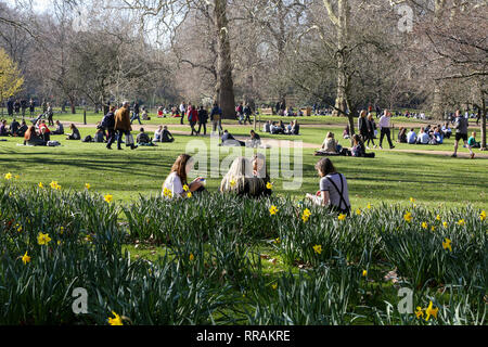 St James's Park, London, UK. 25 Feb, 2019. Die Menschen genießen das warme Wetter in St James's Park. Der Zauber des warmen Wetters auf Temperaturen in Großbritannien in der Nähe der Aufzeichnung für Februar bringen. Credit: Dinendra Haria/Alamy leben Nachrichten Stockfoto