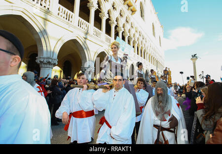 Venedig, Italien. 23 Feb, 2019. Die Huldigung, die der Doge jährlich zwölf wunderschöne venezianische Mädchen gebracht, sie großzügig für die Ehe mit dem dogali Juwelen wurde heute mit der "Festa delle Marie', eine Ernennung der Venezianischen Tradition erneuert. Die Veranstaltung begann am frühen Nachmittag mit Parade der Mädchen, historisch kostümierte Gruppen, von San Piero di Castello entlang der Riva degli Schiavoni auf der Bühne der Piazza San Marco, wo die offizielle Präsentation des Karneval von Teil des Prince Maurice Agosti begleitet. Credit: Unabhängige Fotoagentur/Alamy leben Nachrichten Stockfoto