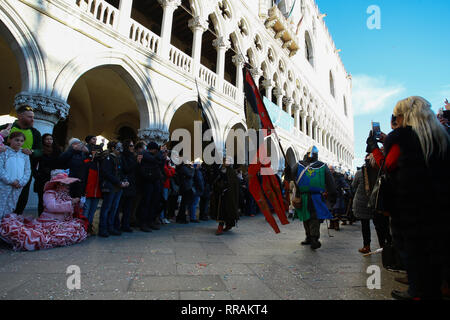 Venedig, Italien. 23 Feb, 2019. Die Huldigung, die der Doge jährlich zwölf wunderschöne venezianische Mädchen gebracht, sie großzügig für die Ehe mit dem dogali Juwelen wurde heute mit der "Festa delle Marie', eine Ernennung der Venezianischen Tradition erneuert. Die Veranstaltung begann am frühen Nachmittag mit Parade der Mädchen, historisch kostümierte Gruppen, von San Piero di Castello entlang der Riva degli Schiavoni auf der Bühne der Piazza San Marco, wo die offizielle Präsentation des Karneval von Teil des Prince Maurice Agosti begleitet. Credit: Unabhängige Fotoagentur/Alamy leben Nachrichten Stockfoto