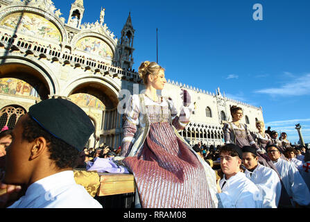 Venedig, Italien. 23 Feb, 2019. Die Huldigung, die der Doge jährlich zwölf wunderschöne venezianische Mädchen gebracht, sie großzügig für die Ehe mit dem dogali Juwelen wurde heute mit der "Festa delle Marie', eine Ernennung der Venezianischen Tradition erneuert. Die Veranstaltung begann am frühen Nachmittag mit Parade der Mädchen, historisch kostümierte Gruppen, von San Piero di Castello entlang der Riva degli Schiavoni auf der Bühne der Piazza San Marco, wo die offizielle Präsentation des Karneval von Teil des Prince Maurice Agosti begleitet. Credit: Unabhängige Fotoagentur/Alamy leben Nachrichten Stockfoto