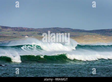 Rosbeg, County Donegal, Irland. 25. Februar 2019. Massive Wellen auf den Atlantischen Ozean in den Schatten Coastal Cottages im Dorf. Credit: Richard Wayman/Alamy leben Nachrichten Stockfoto