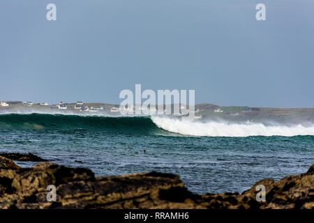 Rosbeg, County Donegal, Irland. 25. Februar 2019. Massive Wellen auf den Atlantischen Ozean in den Schatten Coastal Cottages im Dorf. Credit: Richard Wayman/Alamy leben Nachrichten Stockfoto