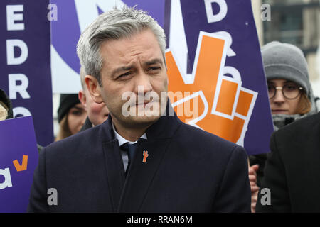 Danzig, Polen. 25 Feb, 2019. LGBT-Aktivist, ehemaliger Bürgermeister der Stadt Slupsk, und erstmals in der Geschichte offen Schwul polnischer Premierminister Robert Biedron (C), jetzt Führer der Feder (Wiosna) Partei visits Danzig. Biedron Adressen Medien vor dem Wahlparteitag. Wiosna Biedron der Partei an den Wahlen zum Europäischen Parlament 2019 dauern wird. Credit: Vadim Pacajev/Alamy leben Nachrichten Stockfoto