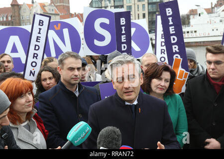 Danzig, Polen. 25 Feb, 2019. LGBT-Aktivist, ehemaliger Bürgermeister der Stadt Slupsk, und erstmals in der Geschichte offen Schwul polnischer Premierminister Robert Biedron (C), jetzt Führer der Feder (Wiosna) Partei visits Danzig. Biedron Adressen Medien vor dem Wahlparteitag. Wiosna Biedron der Partei an den Wahlen zum Europäischen Parlament 2019 dauern wird. Credit: Vadim Pacajev/Alamy leben Nachrichten Stockfoto