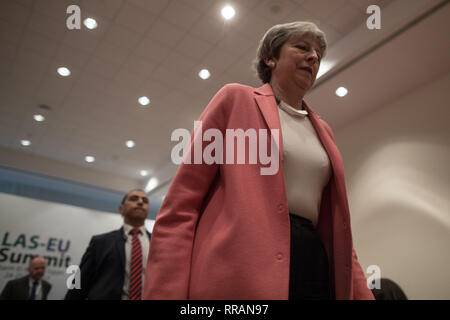 Sharm El Sheikh, Ägypten. 25 Feb, 2019. Der britische Premierminister Theresa May verlässt nach einer Pressekonferenz am Ende der Europäischen Union (EU) und der Liga der Arabischen Staaten (LAS) Gipfel. Credit: Oliver Weiken/dpa/Alamy leben Nachrichten Stockfoto