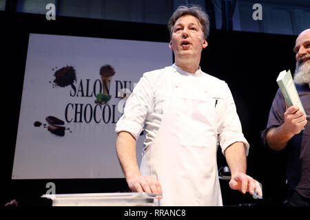 Brüssel, Belgien. 24 Feb, 2019. Das berühmte belgische chocolatier Pierre Marcolini bereitet Schokolade Dessert in Salon du Chocolat. Credit: ALEXANDROS MICHAILIDIS/Alamy leben Nachrichten Stockfoto