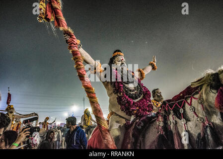 Allahabad, Indien. 24. Feb 2019. Momente der Kumbh Mela 2019 in Allahabad, Indien - die Kumbh Mela, allgemein als die größte Versammlung der Pilger in der Welt, ist ein sehr wichtiges Ereignis für den Hinduismus. Credit: Wirklich Easy Star/Alamy leben Nachrichten Stockfoto