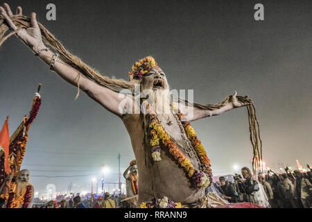 Allahabad, Indien. 24. Feb 2019. Momente der Kumbh Mela 2019 in Allahabad, Indien - die Kumbh Mela, allgemein als die größte Versammlung der Pilger in der Welt, ist ein sehr wichtiges Ereignis für den Hinduismus. Credit: Wirklich Easy Star/Alamy leben Nachrichten Stockfoto