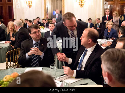 Der Stabschef im Weißen Haus und Direktor des Büros für Management und Haushalt (OMB) Mick Mulvaney spricht mit Gouverneur Jared Polis (Demokrat von Colorado) vor dem Präsidenten der Vereinigten Staaten Donald J. Trumpf spricht zu einer Gruppe der Gouverneure während der 2019 White House Business Session im Weißen Haus in Washington, DC, die am 25. Februar 2019. Trump diskutiert die Gruppe auf die Infrastruktur, die Opioid Epidemie, Grenzsicherheit und China Handelspolitik. Auf der linken Seite ist der US-Veterans Affairs (VA) Robert Wilkie. Credit: Kevin Dietsch/Pool über CNP | Verwendung weltweit Stockfoto