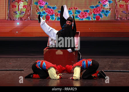 Pasay City, Philippinen. 25 Feb, 2019. Chinesische Künstler führen Sie während einer Art Performance feiert das Chinesische Neue Jahr im Kulturzentrum der Philippinen in Pasay City, Philippinen, Jan. 25, 2019. Credit: rouelle Umali/Xinhua/Alamy leben Nachrichten Stockfoto