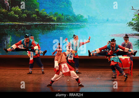 Pasay City, Philippinen. 25 Feb, 2019. Chinesische Tänzer während einer Art Performance feiert das Chinesische Neue Jahr im Kulturzentrum der Philippinen in Pasay City, Philippinen, Jan. 25, 2019. Credit: rouelle Umali/Xinhua/Alamy leben Nachrichten Stockfoto