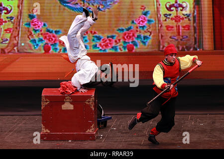 Pasay City, Philippinen. 25 Feb, 2019. Chinesische Künstler führen Sie während einer Art Performance feiert das Chinesische Neue Jahr im Kulturzentrum der Philippinen in Pasay City, Philippinen, Jan. 25, 2019. Credit: rouelle Umali/Xinhua/Alamy leben Nachrichten Stockfoto