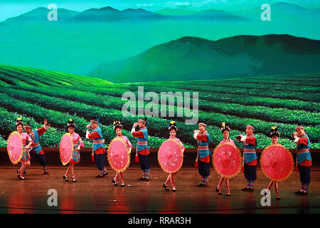 Pasay City, Philippinen. 25 Feb, 2019. Chinesische Tänzer während einer Art Performance feiert das Chinesische Neue Jahr im Kulturzentrum der Philippinen in Pasay City, Philippinen, Jan. 25, 2019. Credit: rouelle Umali/Xinhua/Alamy leben Nachrichten Stockfoto
