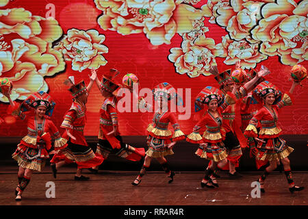 Pasay City, Philippinen. 25 Feb, 2019. Chinesische Tänzer während einer Art Performance feiert das Chinesische Neue Jahr im Kulturzentrum der Philippinen in Pasay City, Philippinen, Jan. 25, 2019. Credit: rouelle Umali/Xinhua/Alamy leben Nachrichten Stockfoto