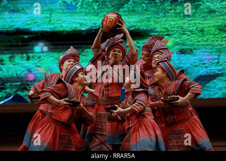 Pasay City, Philippinen. 25 Feb, 2019. Chinesische Tänzer während einer Art Performance feiert das Chinesische Neue Jahr im Kulturzentrum der Philippinen in Pasay City, Philippinen, Jan. 25, 2019. Credit: rouelle Umali/Xinhua/Alamy leben Nachrichten Stockfoto