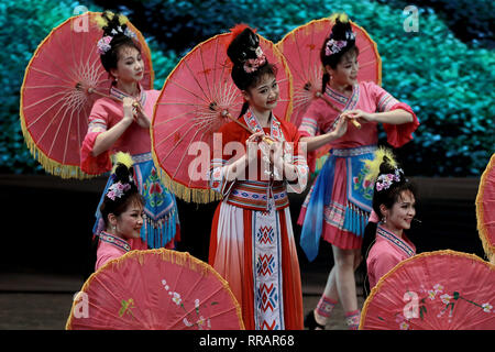 Pasay City, Philippinen. 25 Feb, 2019. Chinesische Tänzer während einer Art Performance feiert das Chinesische Neue Jahr im Kulturzentrum der Philippinen in Pasay City, Philippinen, Jan. 25, 2019. Credit: rouelle Umali/Xinhua/Alamy leben Nachrichten Stockfoto