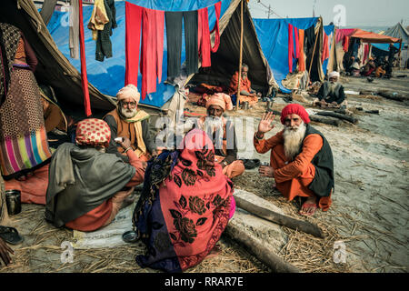 Allahabad, Indien. 24. Feb 2019. Momente der Kumbh Mela 2019 in Allahabad, Indien - die Kumbh Mela, allgemein als die größte Versammlung der Pilger in der Welt, ist ein sehr wichtiges Ereignis für den Hinduismus. Credit: Wirklich Easy Star/Alamy leben Nachrichten Stockfoto