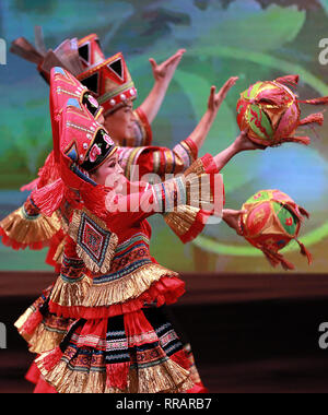 Pasay City, Philippinen. 25 Feb, 2019. Chinesische Tänzer während einer Art Performance feiert das Chinesische Neue Jahr im Kulturzentrum der Philippinen in Pasay City, Philippinen, Jan. 25, 2019. Credit: rouelle Umali/Xinhua/Alamy leben Nachrichten Stockfoto