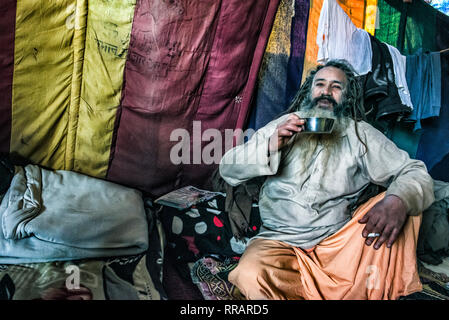 Allahabad, Indien. 24. Feb 2019. Momente der Kumbh Mela 2019 in Allahabad, Indien - die Kumbh Mela, allgemein als die größte Versammlung der Pilger in der Welt, ist ein sehr wichtiges Ereignis für den Hinduismus. Credit: Wirklich Easy Star/Alamy leben Nachrichten Stockfoto