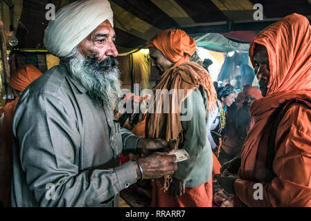 Allahabad, Indien. 24. Feb 2019. Momente der Kumbh Mela 2019 in Allahabad, Indien - die Kumbh Mela, allgemein als die größte Versammlung der Pilger in der Welt, ist ein sehr wichtiges Ereignis für den Hinduismus. Credit: Wirklich Easy Star/Alamy leben Nachrichten Stockfoto