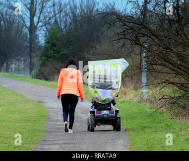 Glasgow, Schottland, UK 25th, Februar, 2019 UK Wetter: Sonnig an der Forth-and-Clyde-Kanal NCN754 wie einheimische Mäander. Kredit Gerard Fähre / alamy Leben Nachrichten Stockfoto